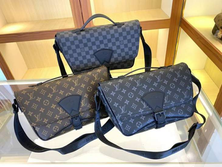 Picture of Louis Vuitton Mens Bags _SKUfw147055780fw